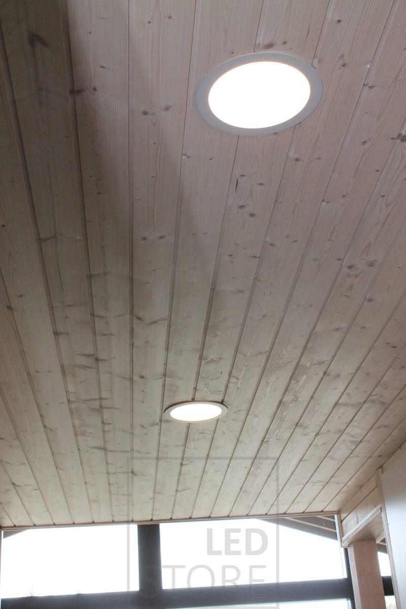 Venkovní led plafond. Díky kompaktnosti a ochraně proti vlhkosti jsou plafony vhodné i pro použití na střechách a terasách. Ledstore.fi